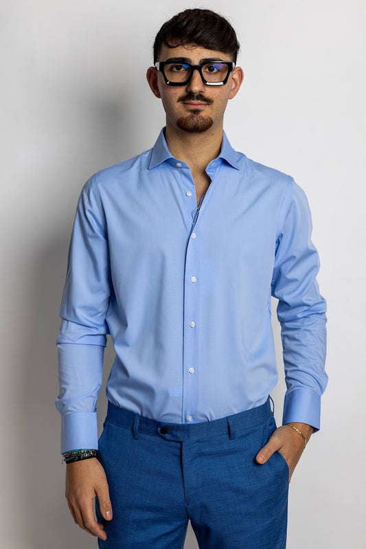 THREE BROTHERS presenta la sua camicia nostiro distinta per la sua qualità, ha la meravigliosa caratteristica di non necessitare di alcuno stiraggio poichè mantiene la piega durante l'arco della giornata. Tinta unita, Camicia di seta, camicia di cotone, camicia di viscosa, camicia elegante, camicia sportiva, camicia da ufficio, camicia per il tempo libero, camicia nostiro, camicia stiro facile, camicia da abito, hugo boss, armani, zalando, zara, saldi, amazon, promo