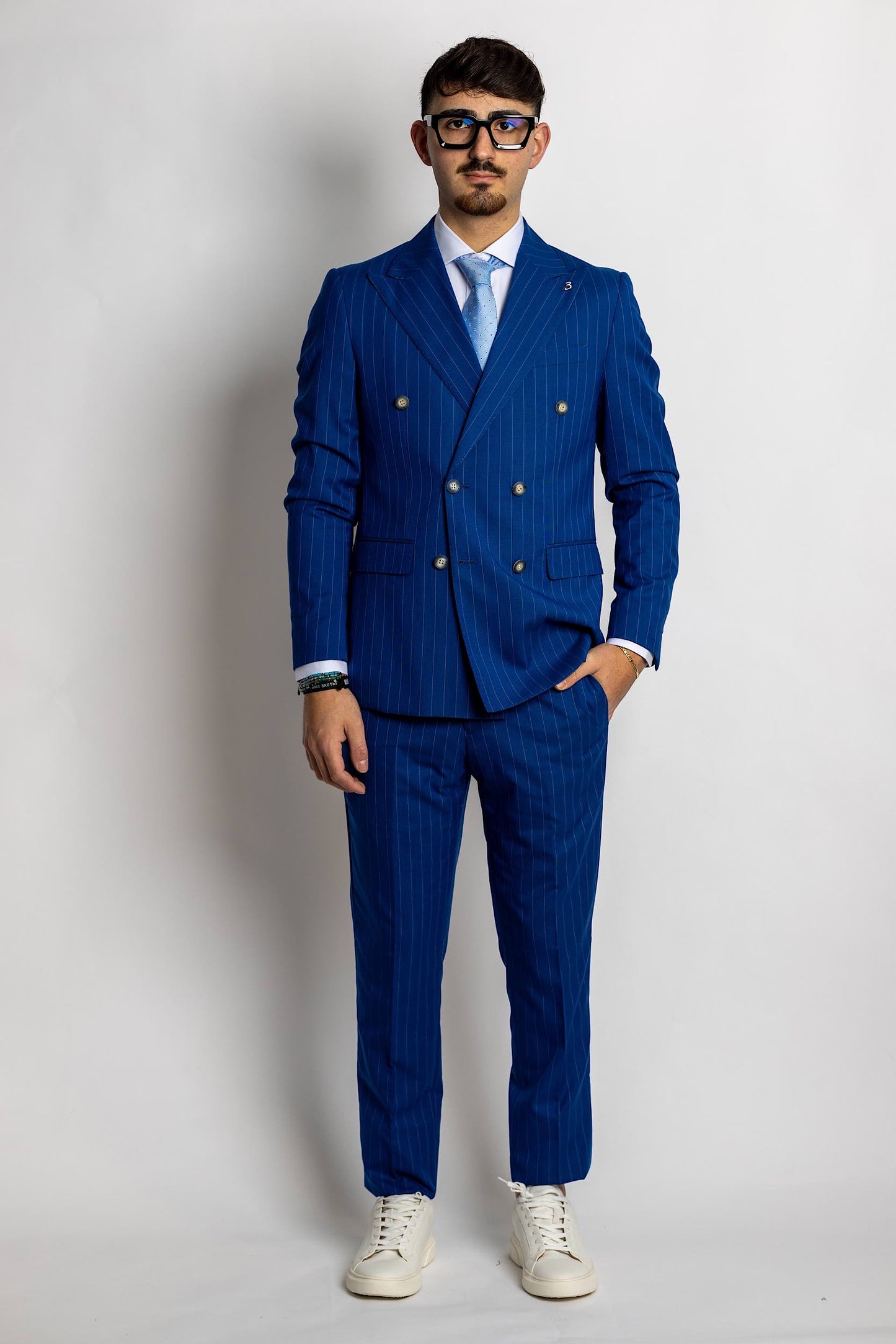 Abito modello smoking doppio petto, abito classico due bottoni. Abito con pantalone modello slim, più stretto di gamba, prezzo promozionale, saldi, offerte. Abito leggero ed elegante, adatto alla primavera, all'estate e all'autunno. Perfetto per una serata di gala, per una cerimonia o una serata stilosa. peaky blinders. tendenze abiti cerimonia 2024, colori di tendenza abiti, completi per battesimo, per matrimonio invitati. abiti per ufficio, abiti da invitati, battesimo, cresima, diciottesimo, ala moda