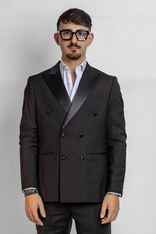 Abito modello smoking doppio petto, bottoni ricoperti. Abito con pantalone modello slim, più stretto di gamba, prezzo promozionale, saldi, offerte. Abito leggero ed elegante, adatto alla primavera, all'estate e all'autunno. Perfetto per una serata di gala, per una cerimonia o una serata stilosa. three rothers, prada, armani, giorgio armani, hugo boss, carlo pignatelli, pal zileri, corneliani, alessandrini, zara, dolce e gabbana, dior, chanel, vuitton