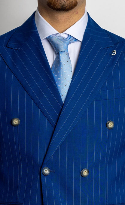 Abito modello smoking doppio petto, abito classico due bottoni. Abito con pantalone modello slim, più stretto di gamba, prezzo promozionale, saldi, offerte. Abito leggero ed elegante, adatto alla primavera, all'estate e all'autunno. Perfetto per una serata di gala, per una cerimonia o una serata stilosa. peaky blinders. tendenze abiti cerimonia 2024, colori di tendenza abiti, completi per battesimo, per matrimonio invitati. abiti per ufficio, abiti da invitati, battesimo, cresima, diciottesimo, ala moda