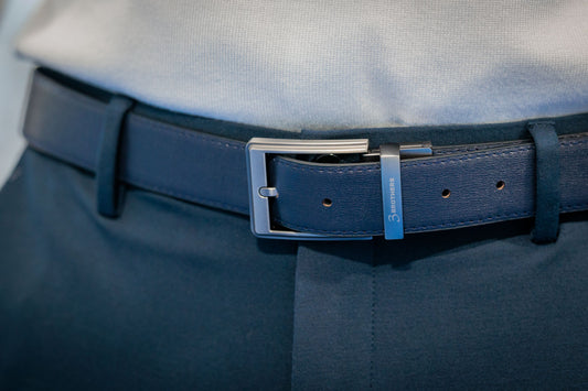 Cintura reversibile, adatta ai completi, agli abiti, agli spezzati o anche ai tuoi jeans e pantaloni preferiti. E' taglia unica ed è facile da accorciare. Facile da indossare, Blu e Nera. Lunghezza massima 130cm, è reversibile, e abbinabile su qualsiasi outfiut. Paghi anche alla consegna. Saldi. A soli €15 la cintura reversibile con fibbia in fibra di titanio.