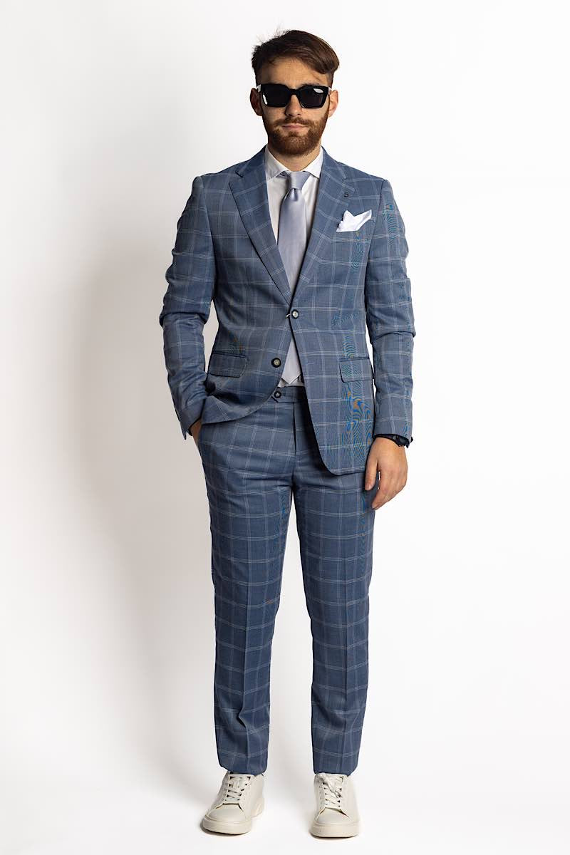 Abito modello smoking doppio petto, abito classico due bottoni. Abito con pantalone modello slim, più stretto di gamba, prezzo promozionale, saldi, offerte. Abito leggero ed elegante, adatto alla primavera, all'estate e all'autunno. Perfetto per una serata di gala, per una cerimonia o una serata stilosa. peaky blinders. tendenze abiti cerimonia 2024, colori di tendenza abiti, completi per battesimo, per matrimonio invitati. abiti per ufficio, abiti da invitati, battesimo, cresima, diciottesimo, ala moda