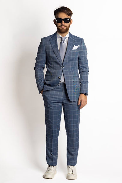 Abito modello smoking doppio petto, abito classico due bottoni. Abito con pantalone modello slim, più stretto di gamba, prezzo promozionale, saldi, offerte. Abito leggero ed elegante, adatto alla primavera, all'estate e all'autunno. Perfetto per una serata di gala, per una cerimonia o una serata stilosa. peaky blinders. tendenze abiti cerimonia 2024, colori di tendenza abiti, completi per battesimo, per matrimonio invitati. abiti per ufficio, abiti da invitati, battesimo, cresima, diciottesimo, ala moda