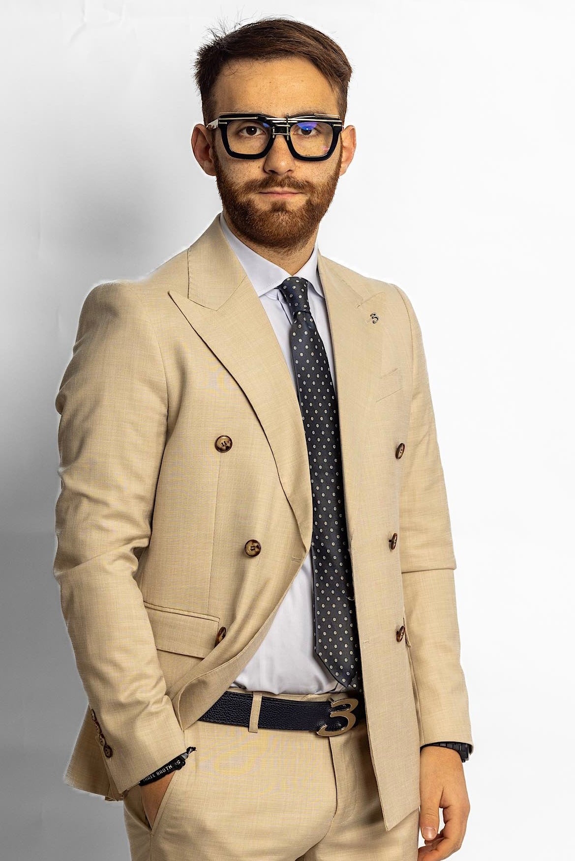 Abito modello smoking doppio petto, abito classico due bottoni. Abito con pantalone modello slim, più stretto di gamba, prezzo promozionale, saldi, offerte. Abito leggero ed elegante, adatto alla primavera, all'estate e all'autunno. Perfetto per una serata di gala, per una cerimonia o una serata stilosa. peaky blinders. tendenze abiti cerimonia 2024, colori di tendenza abiti, completi per battesimo, per matrimonio invitati. abiti per ufficio, abiti da invitati, battesimo, cresima, diciottesimo, ala moda