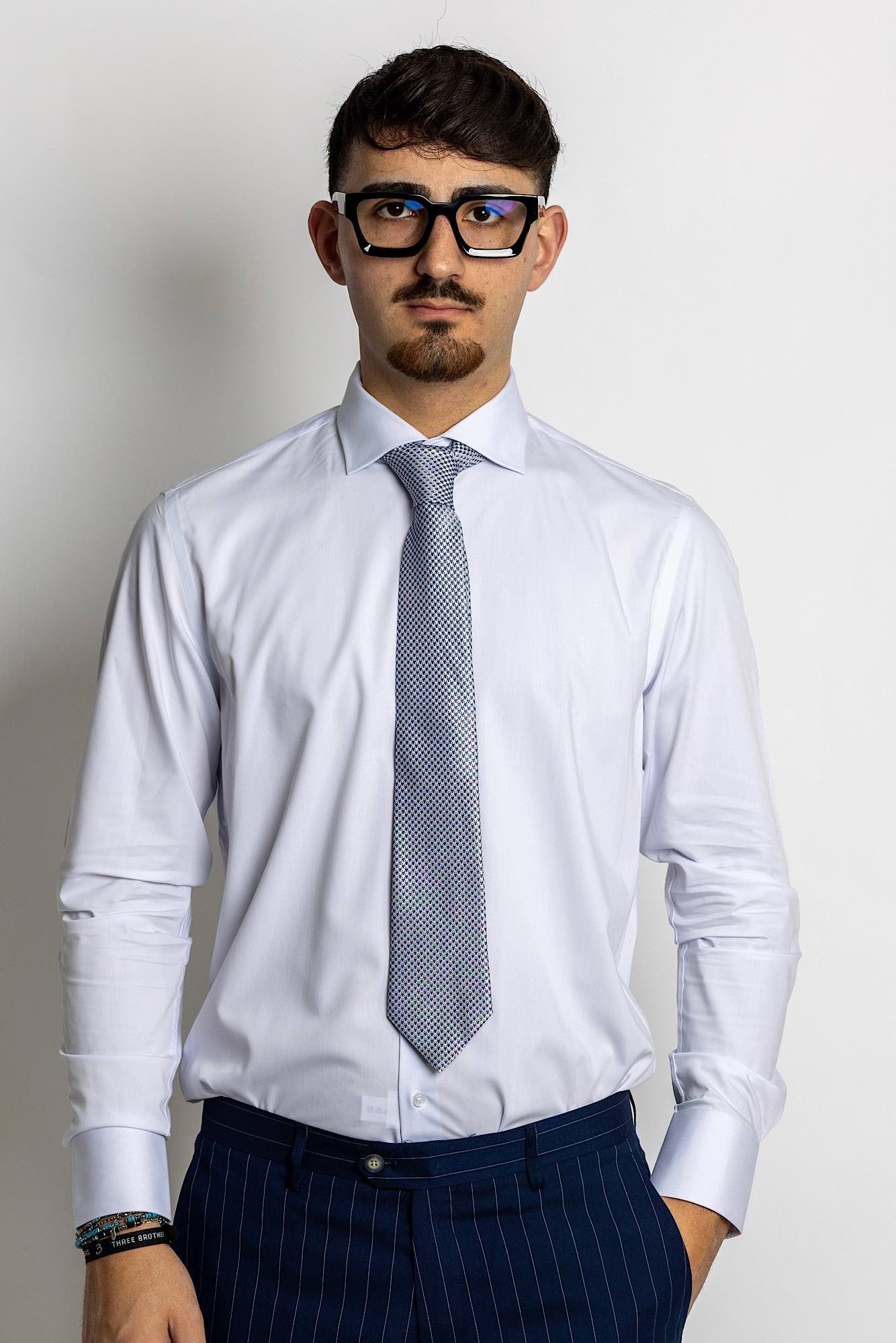 THREE BROTHERS presenta la sua camicia nostiro distinta per la sua qualità, ha la meravigliosa caratteristica di non necessitare di alcuno stiraggio poichè mantiene la piega durante l'arco della giornata. Tinta unita, Camicia di seta, camicia di cotone, camicia di viscosa, camicia elegante, camicia sportiva, camicia da ufficio, camicia per il tempo libero, camicia nostiro, camicia stiro facile, camicia da abito, hugo boss, armani, zalando, zara, saldi, amazon, promo