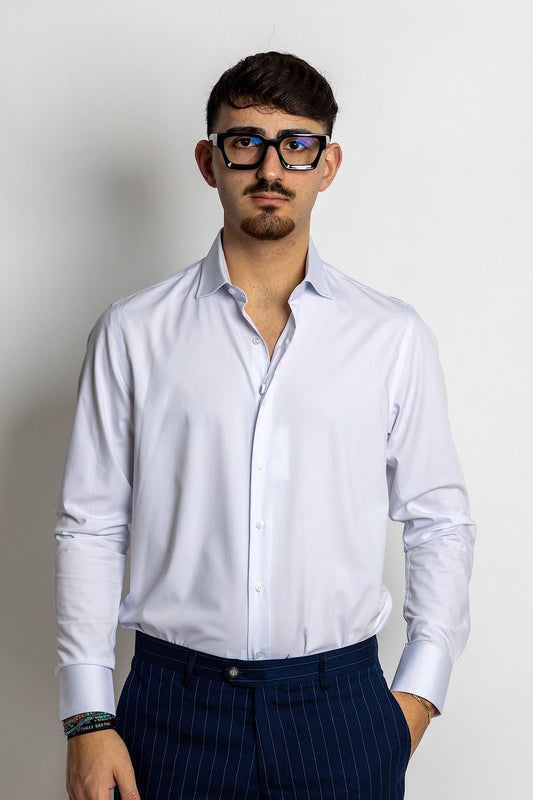 THREE BROTHERS presenta la sua camicia nostiro distinta per la sua qualità, ha la meravigliosa caratteristica di non necessitare di alcuno stiraggio poichè mantiene la piega durante l'arco della giornata. Tinta unita, Camicia di seta, camicia di cotone, camicia di viscosa, camicia elegante, camicia sportiva, camicia da ufficio, camicia per il tempo libero, camicia nostiro, camicia stiro facile, camicia da abito, hugo boss, armani, zalando, zara, saldi, amazon, promo