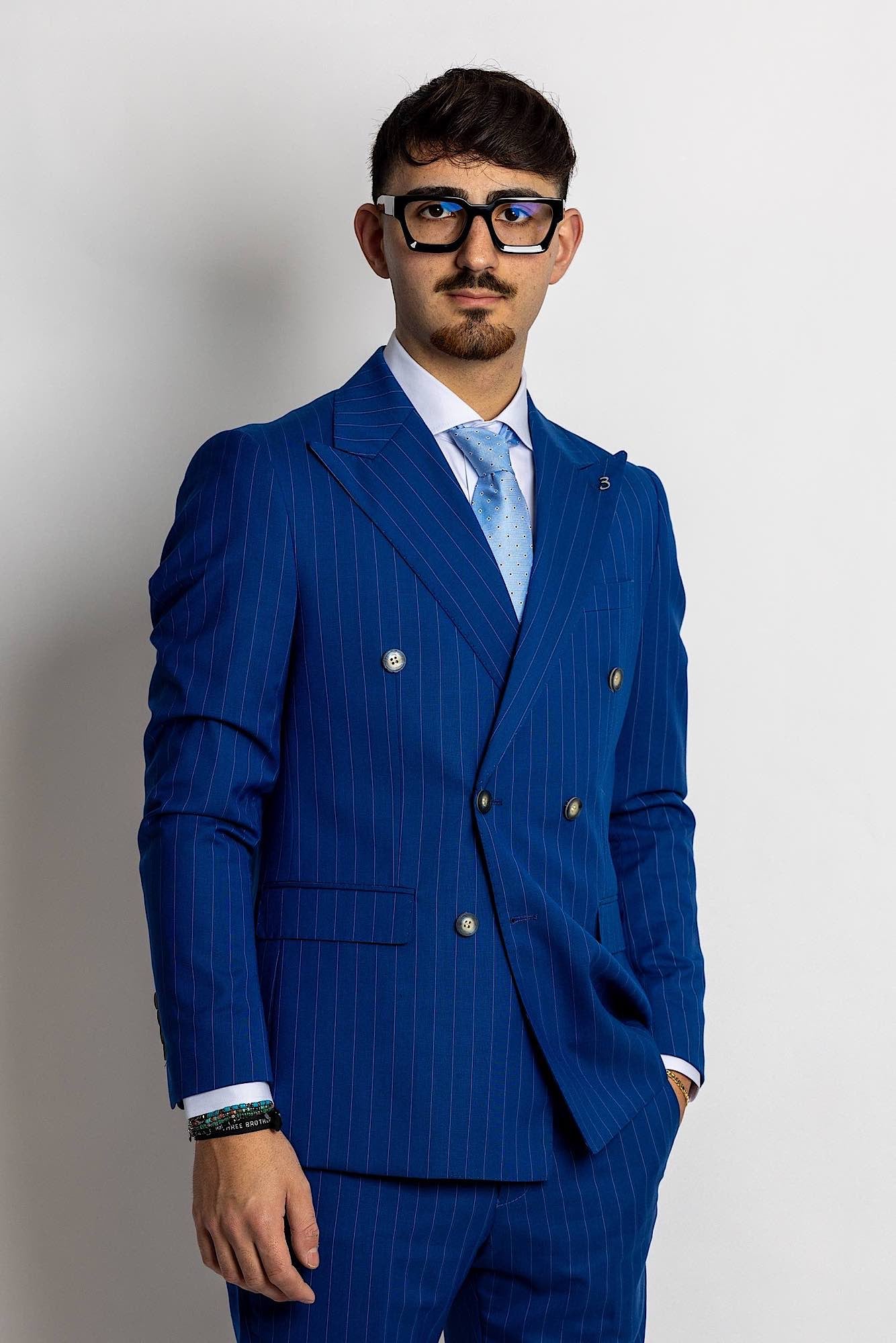 Abito modello smoking doppio petto, abito classico due bottoni. Abito con pantalone modello slim, più stretto di gamba, prezzo promozionale, saldi, offerte. Abito leggero ed elegante, adatto alla primavera, all'estate e all'autunno. Perfetto per una serata di gala, per una cerimonia o una serata stilosa. peaky blinders. tendenze abiti cerimonia 2024, colori di tendenza abiti, completi per battesimo, per matrimonio invitati. abiti per ufficio, abiti da invitati, battesimo, cresima, diciottesimo, ala moda